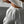 Vrouw in witte joggingbroek en trui toont blote buik. Comfortabele loungewear, casual mode, sportieve kledingstijl.