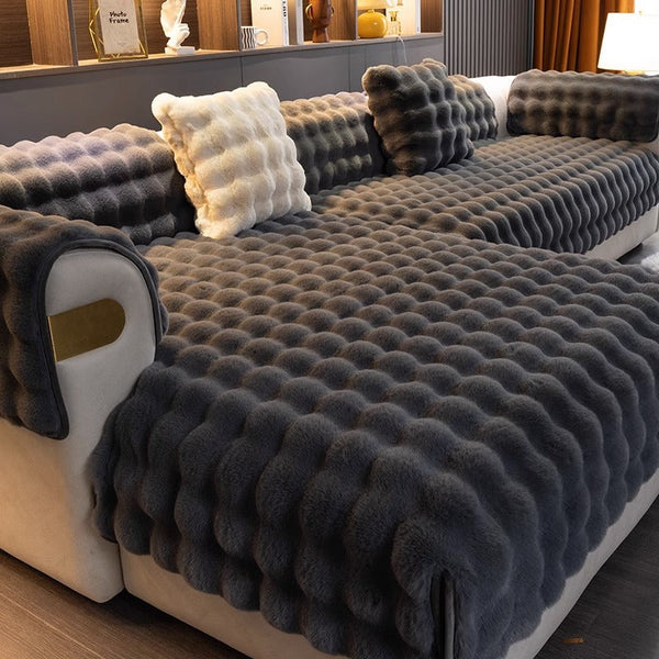 Grijze pluche bankhoes met gewatteerd patroon, comfortabele en luxe uitstraling, perfect voor moderne woonkamers, inclusief bijpassende kussens.