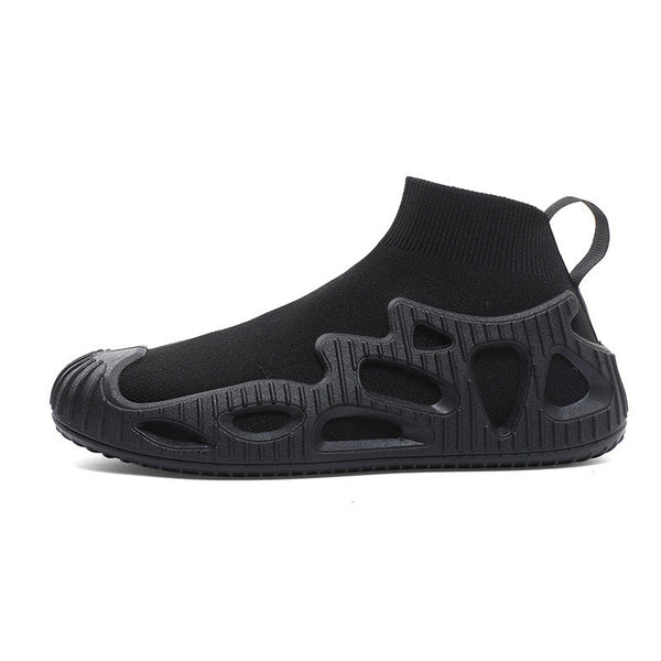 Zwarte unisex sneaker met sokachtige pasvorm en futuristisch design, ademend en lichtgewicht, ideaal voor casual en sportieve outfits.