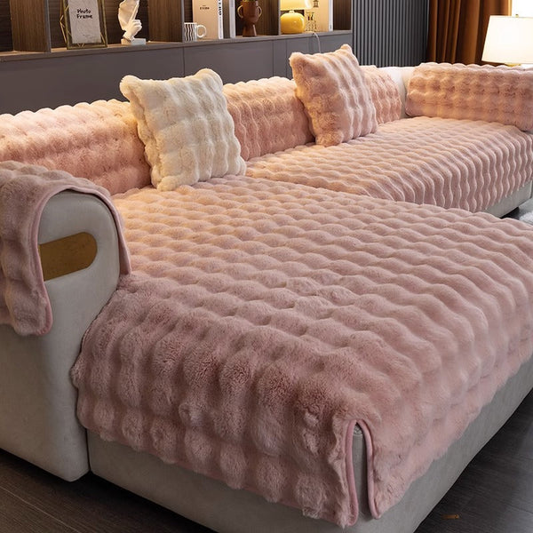 Roze pluchen bankhoes op grote hoekbank met kussens, luxe en comfortabel interieur, woonkamer decoratie, zachte textuur, modern design.
