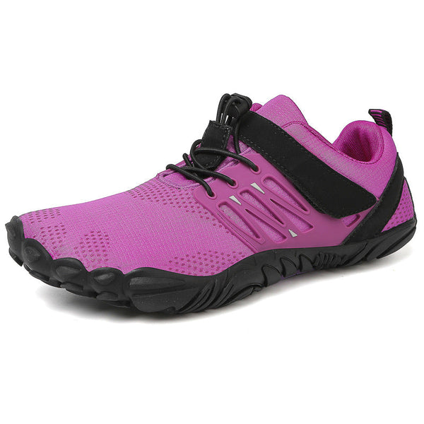 Paarse minimalistische hardloopschoen met zwarte zool en veters, ademend mesh bovenwerk, ideaal voor fitness en trailrunning.
