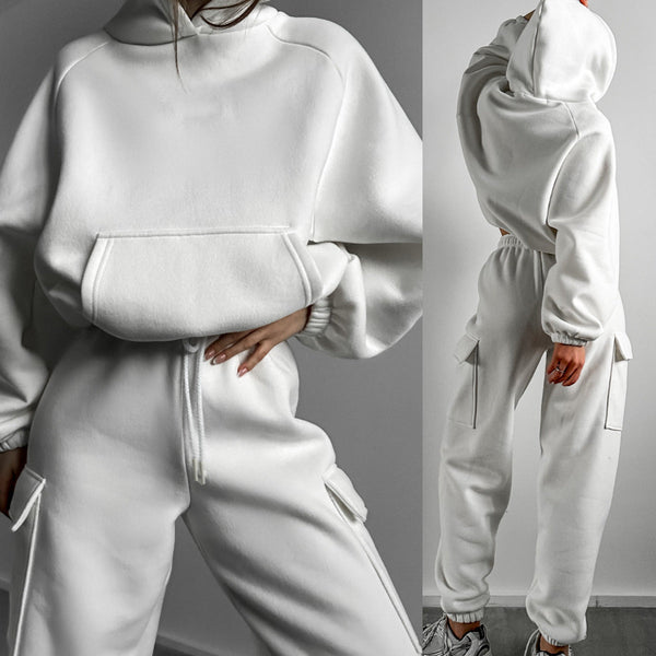 Witte dames joggingpak met capuchon en zakken, comfortabele loungewear set, casual sportieve outfit, trendy mode voor thuis of buitenactiviteiten.