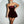 Vrouw in strapless bordeauxrode fluwelen mini-jurk met choker ketting, elegante avondkleding, modetrend, feestjurk, stijlvolle outfit.