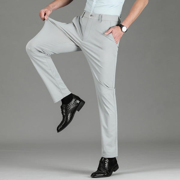 Stijlvolle lichtgrijze herenbroek, gedragen met zwarte leren schoenen en een horloge. Ideaal voor formele en casual gelegenheden.