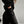 Vrouw in zwarte oversized sweater en cargobroek poseert in minimalistische studio. Modetrend, comfortabele kleding, streetwear stijl.