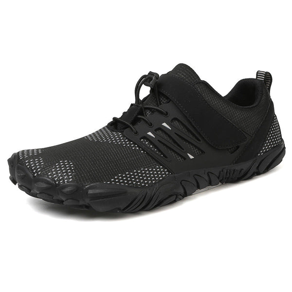 Zwarte minimalistische hardloopschoen met ademend mesh, vetersluiting en flexibele zool. Ideaal voor trailrunning en outdooractiviteiten.