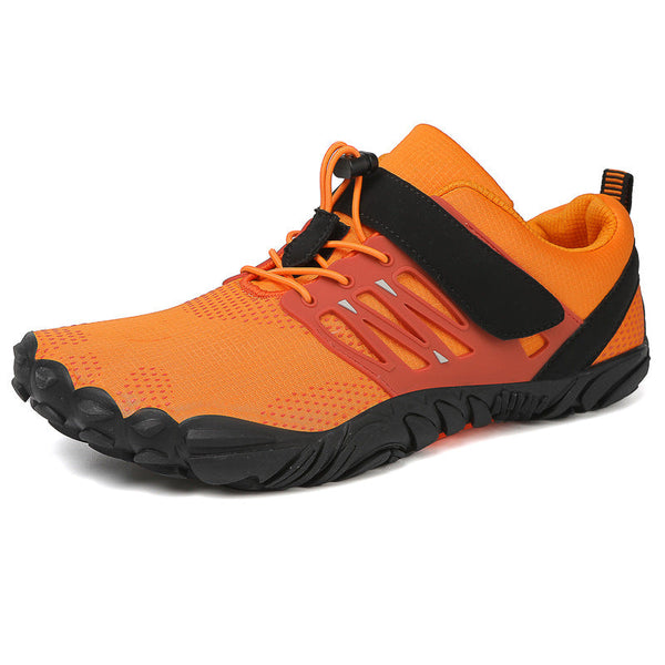 Oranje hardloopschoen met zwarte zool, ademend mesh bovenwerk en elastische vetersluiting. Ideaal voor trailrunning en sportieve activiteiten.