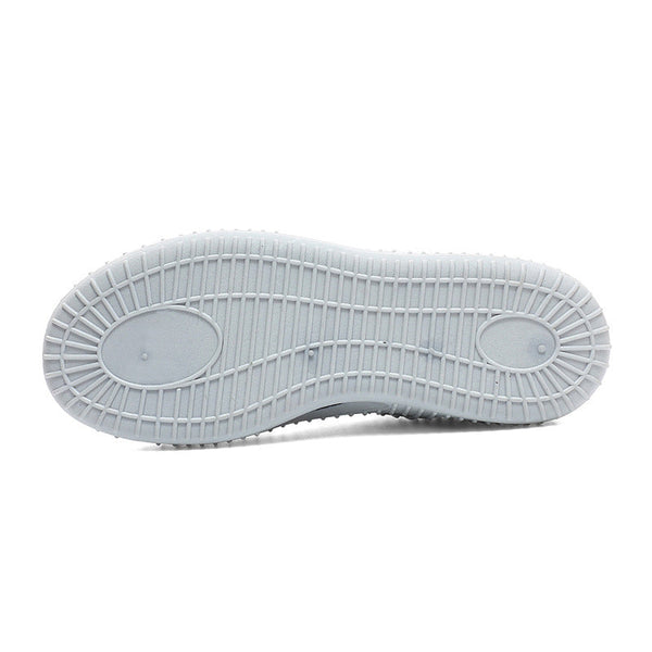 Onderkant van een grijze sneakerzool met antislipprofiel, ideaal voor sport en dagelijks gebruik. Comfortabele en duurzame schoenzool.