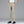 Beige herenbroek, formele stijl, gedragen door model met witte blouse en zwarte schoenen. Ideaal voor zakelijke gelegenheden en kantooroutfits.