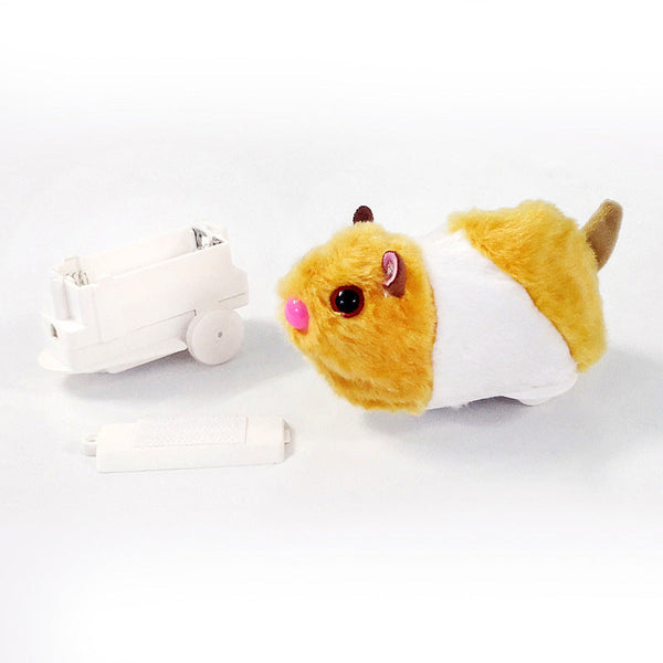 Pluche hamster speelgoed met wit en geel bont, naast een wit miniatuurvoertuig en batterij. Interactief kinderspeelgoed, schattig en verzamelbaar.