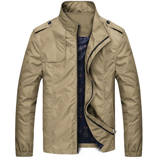 Beige heren zomerjas met opstaande kraag, ritssluiting en knoopdetails. Lichtgewicht en stijlvol, ideaal voor casual en outdoor activiteiten.