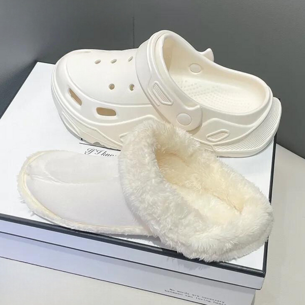 Witte klompen en pluche pantoffels op een doos, comfortabele schoenen, casual stijl, geschikt voor binnen en buiten, unisex modeaccessoires.