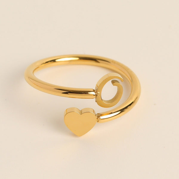 Gouden ring met hart- en spiraalontwerp, minimalistisch en elegant, perfect als cadeau of accessoire, ideaal voor modebewuste vrouwen.
