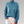 Blauwe kabeltrui dames, hoge hals, gebreid patroon, casual wintermode, comfortabele warme kleding, stijlvolle outfit, grijze achtergrond.