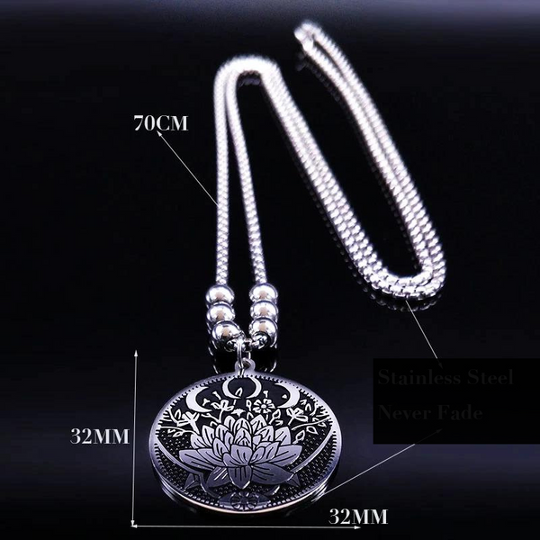 Zilveren roestvrijstalen ketting met ronde lotushanger, 70 cm lang, 32 mm diameter, duurzaam en kleurvast. Perfect voor stijlvolle sieradenliefhebbers.