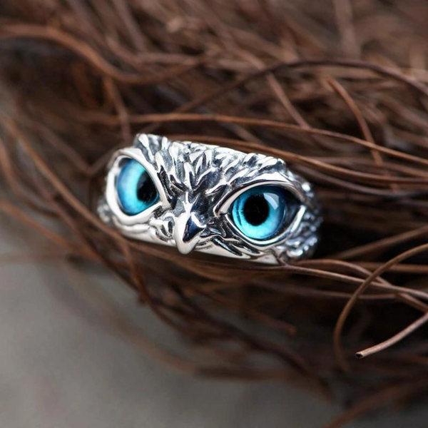 Zilveren uilenring met blauwe ogen, gedetailleerd ontwerp, handgemaakt, unieke sieraden, perfect cadeau, natuur geïnspireerd, modieuze accessoire.