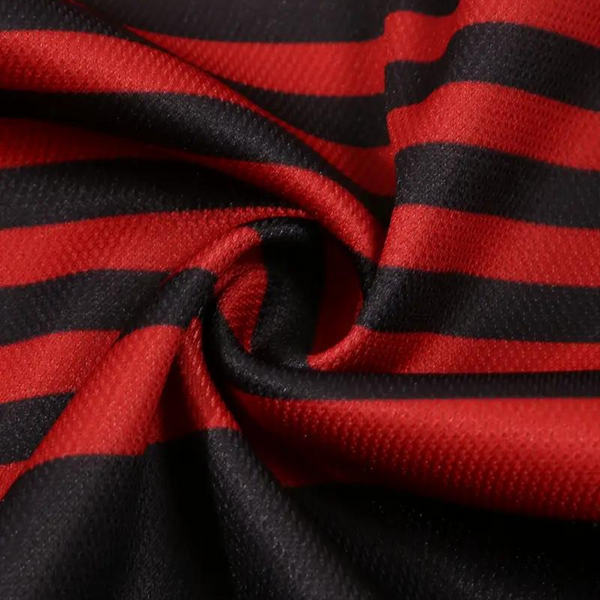 Gestreepte herenpoloshirt stof, zwart-rood patroon, close-up textuur. Hoogwaardige katoenen stof, modieuze kleding, comfortabele pasvorm.