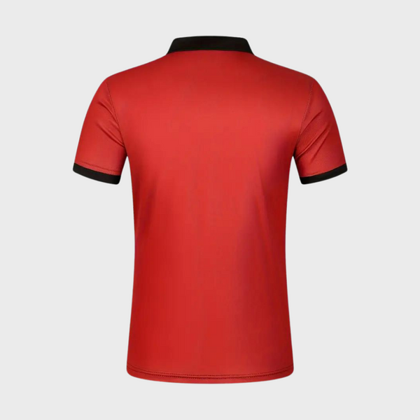 Rood herenpoloshirt met zwarte kraag en mouwboorden, gestreept design, comfortabele pasvorm. Perfect voor casual en sportieve gelegenheden.