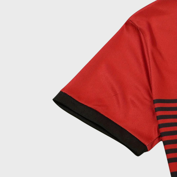 Rood-zwart gestreept herenpoloshirt, korte mouw, moderne stijl, comfortabele pasvorm, hoogwaardige stof, ideaal voor casual en sportieve gelegenheden.