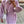 Vrouw in stijlvolle lila jas met witte handtas, straatmode, herfstkleding, elegante damesmode, trendy pastelkleuren, stedelijke achtergrond.