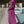 Vrouw in paarse maxi-jurk bij zwembad, zomermode, elegante outfit, trendy dameskleding, buitenomgeving, stijlvolle look, modefotografie.