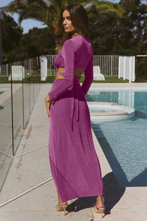 Vrouw in paarse maxi-jurk bij zwembad, zomermode, elegante outfit, trendy dameskleding, buitenomgeving, stijlvolle look, modefotografie.