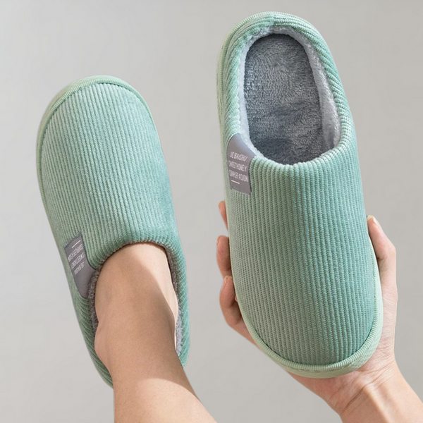 Groene pantoffels voor dames, ribstof, comfortabel, met grijze binnenvoering. Ideaal voor thuisgebruik. Perfecte keuze voor warme voeten.