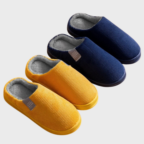Twee paar comfortabele pantoffels, één geel en één blauw, met zachte voering. Ideaal voor heren, perfect voor thuisgebruik.