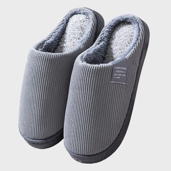 Grijze pantoffels met zachte voering, ideaal voor thuisgebruik. Comfortabele slippers voor heren, perfect voor koude dagen.