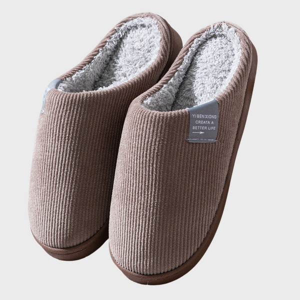 Bruine pantoffels met zachte voering, antislipzool en label "Yibenxiong". Comfortabele huisschoenen voor heren. Perfect voor dagelijks gebruik.