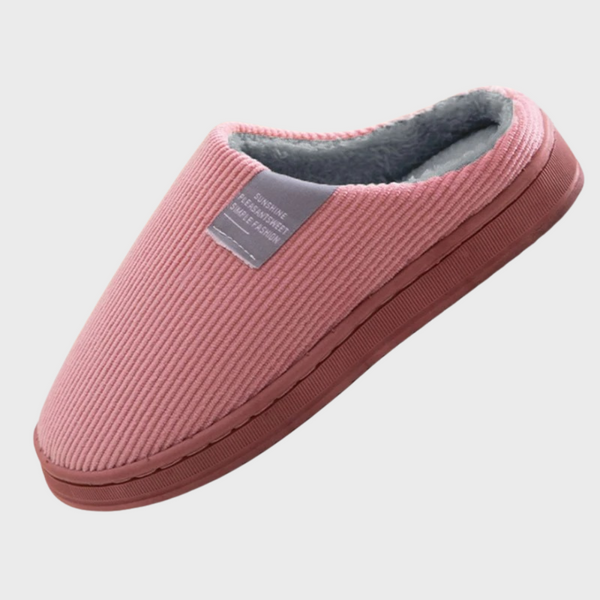 Roze pantoffel met geribbelde stof en grijze voering, ideaal voor dames. Comfortabele huisslipper, perfect voor dagelijks gebruik binnenshuis.