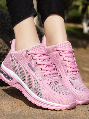 Roze dames sneakers met ademend mesh, comfortabele zool en vetersluiting, ideaal voor hardlopen en casual gebruik. Sportieve schoenen voor dames.