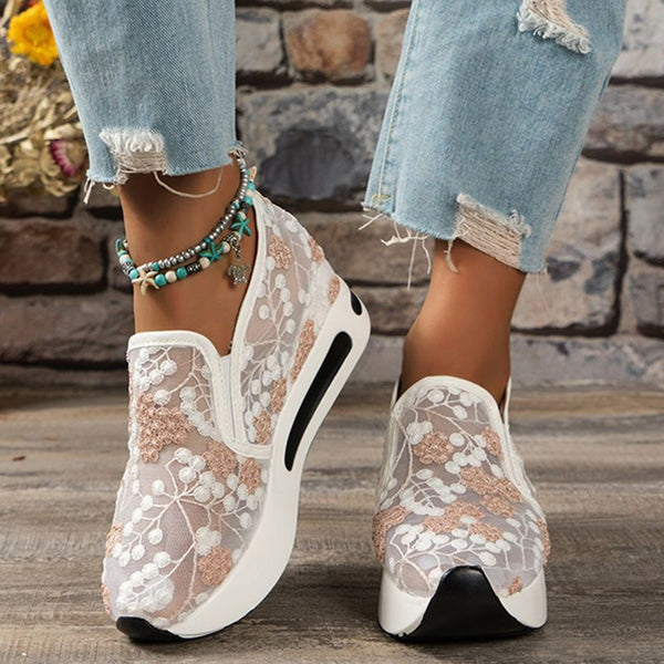Dames sneakers met witte en roze kanten bloemen, platformzool. Perfect voor casual outfits. Trendy en comfortabel schoeisel voor dagelijks gebruik.