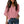 Vrouw in roze blouse met V-hals en driekwart mouwen, gecombineerd met blauwe jeans. Modieuze dameskleding, casual stijl.