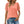 Vrouw in roze blouse met doorschijnende pofmouwen en V-hals, gecombineerd met blauwe jeans. Modieuze dameskleding, casual zomeroutfit.
