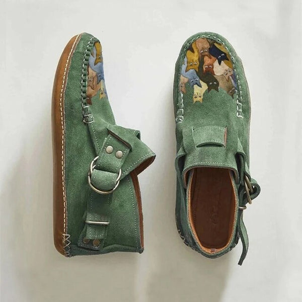 Groene leren enkellaarsjes met cartoon kat print, comfortabele platte zool en decoratieve knopen. Perfect voor casual wintermode.