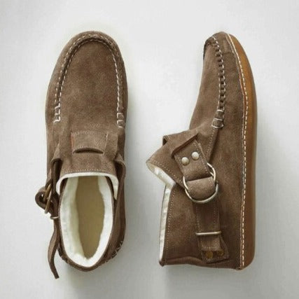 Bruine suède enkellaarsjes met bontvoering, casual stijl, met gespsluiting en stikseldetails. Comfortabele winterlaarzen voor dames.