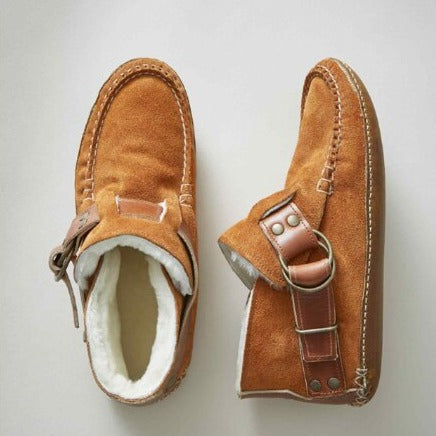 Bruine suède enkellaarsjes met bontvoering en leren riemdetail, ideaal voor wintermode. Comfortabele, casual stijl voor dames.