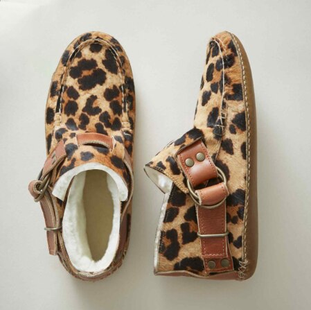 Luipaardprint enkellaarsjes voor dames, met leren riem en knoopsluiting. Comfortabele, casual stijl voor wintermode. Perfect voor dagelijks gebruik.