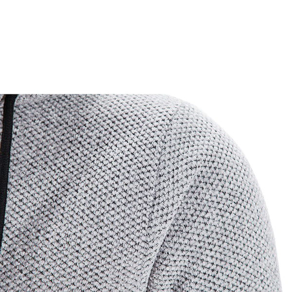Grijze gebreide trui met textuur, close-up. Modieuze herenkleding, comfortabele wintertrui, stijlvol design, hoogwaardige stof.