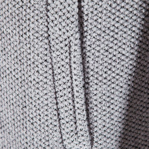 Grijze gebreide stof close-up, textuur met kleine steken, ideaal voor mode, interieur en ambachtelijke projecten. Zachte en duurzame materiaalkeuze.