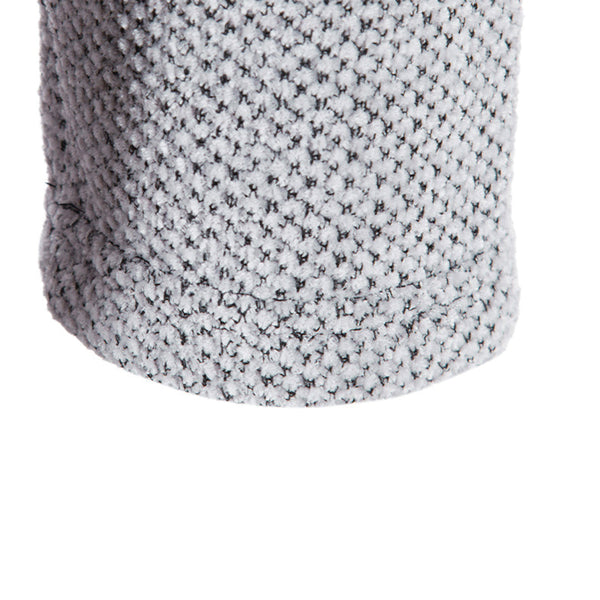 Grijze gebreide trui textuur, close-up. Zachte stof met gedetailleerd patroon. Mode, winterkleding, comfortabele kleding.