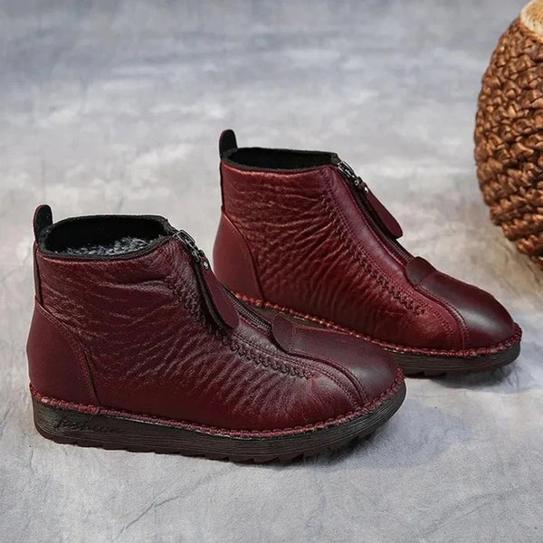 Donkerrode leren enkellaarsjes met ritssluiting, comfortabele zool en gestikt patroon. Perfect voor herfstmode en casual dameskleding.