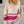 Beige trui met roze strepen en ritssluiting, gedragen door vrouw. Modieuze dameskleding, casual stijl, herfstmode, comfortabele pasvorm.