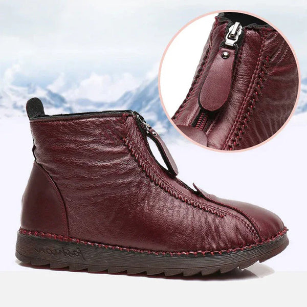 Bordeauxrode leren enkellaars met ritssluiting, comfortabele zool en stikseldetails, ideaal voor wintermode en dagelijks gebruik.
