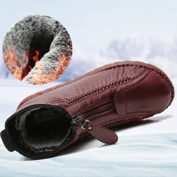 Donkerrode leren winterlaars met ritssluiting en warme voering, geïsoleerd tegen sneeuw. Perfect voor koude weersomstandigheden.