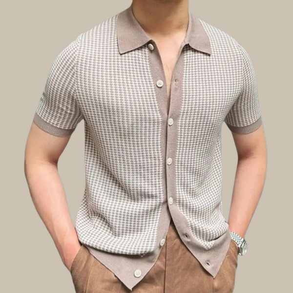 Heren gebreid poloshirt met korte mouwen in beige en bruin, knoopsluiting, klassieke kraag. Stijlvolle casual herenkleding, modetrend 2023.