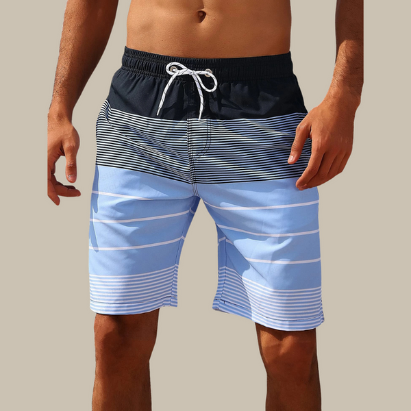 Man in gestreepte blauwe en zwarte zwembroek met trekkoord, strandmode, zomerkleding, herenzwembroek, casual strandoutfit.