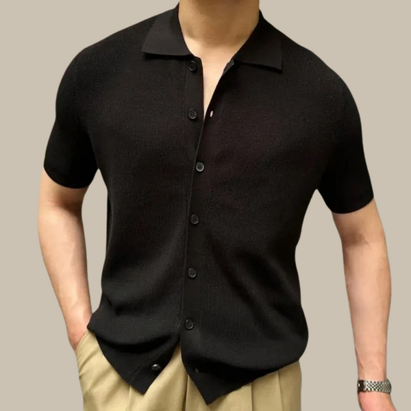 Zwarte gebreide herencardigan met korte mouwen en knoopsluiting, gedragen door een man. Stijlvolle casual outfit, ideaal voor lente en zomer.