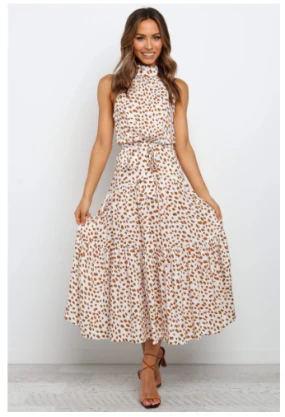 Vrouw in elegante, lange jurk met luipaardprint, hoge hals en ceintuur. Perfect voor modieuze zomeroutfits. Trendy damesmode.